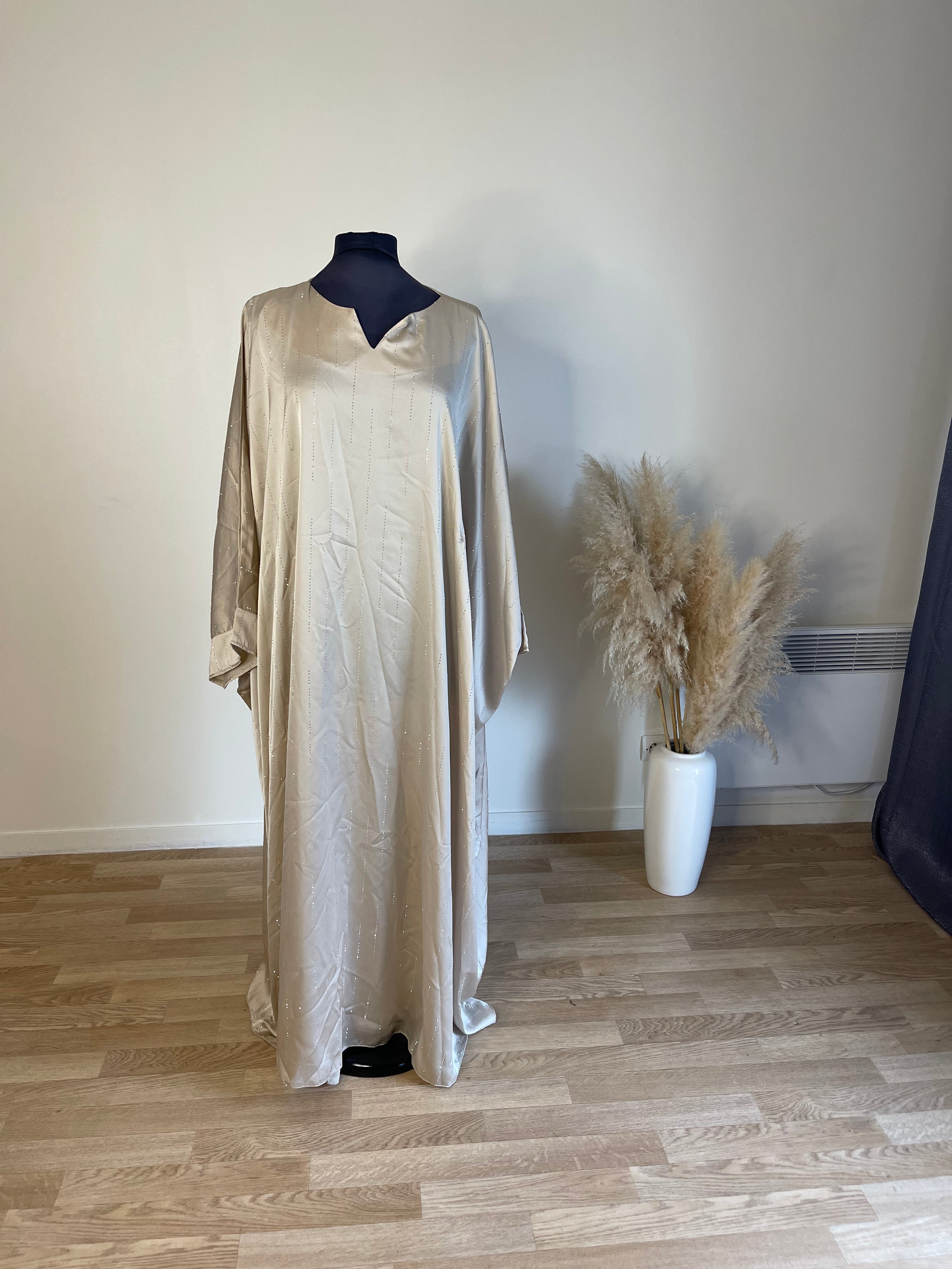 Abaya à satin ornée de strass taille unique